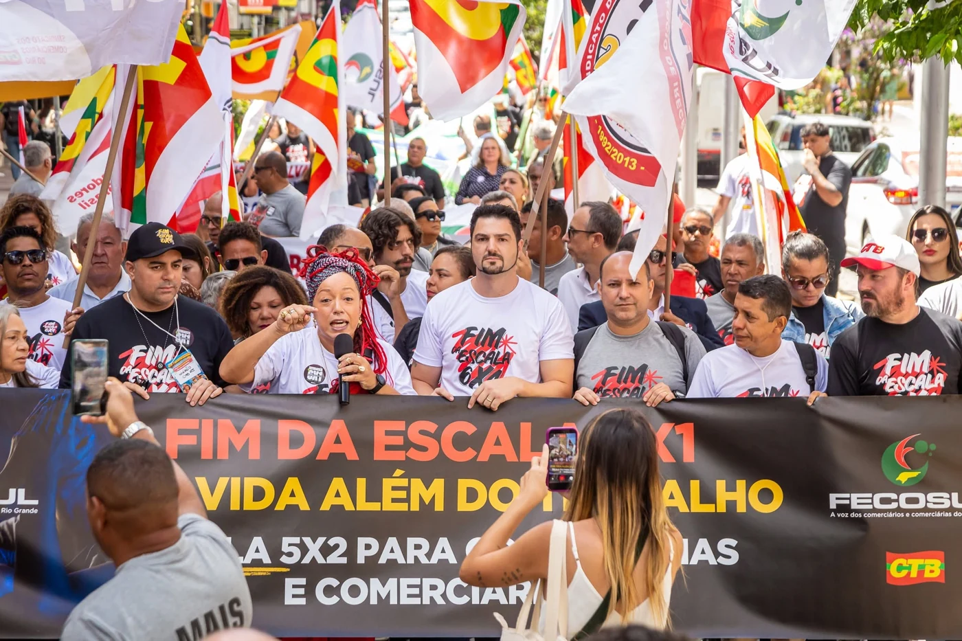 Nilvo e trabalhadores em caminhada com faixa pelo fim da escala 6x1