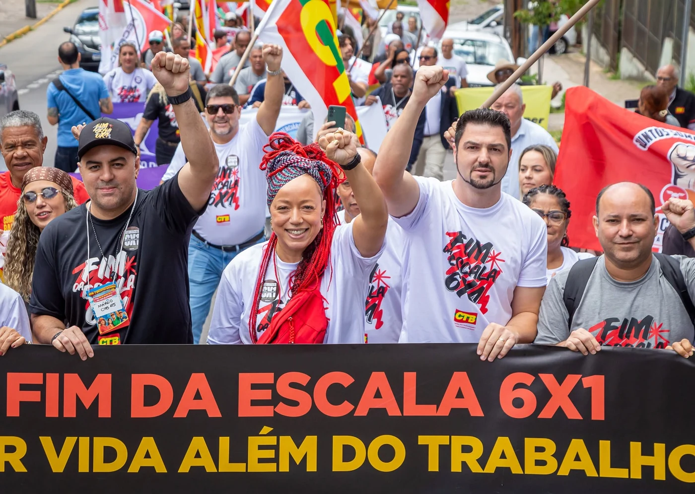 Nilvo junto de trabalhadores na mobilização pelo fim da escala 6x1